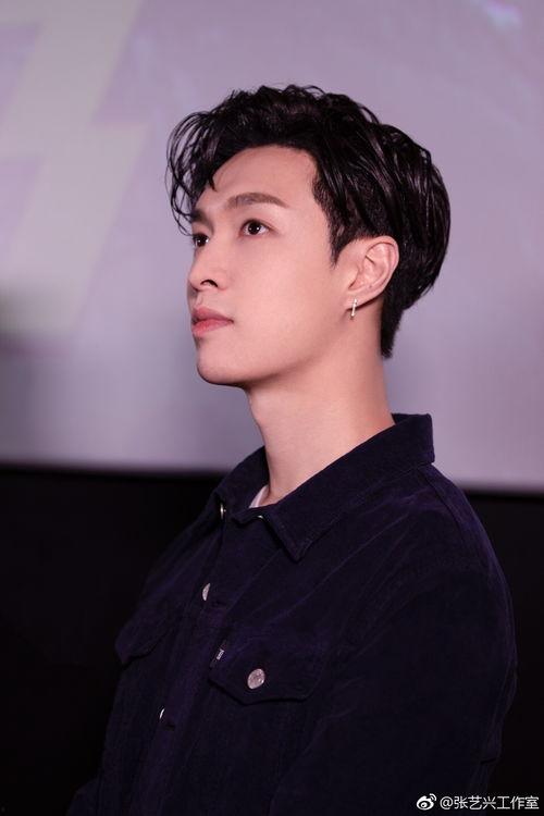 张艺兴跑步搞笑,运动场上的“喜剧之王”